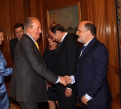 Don Juan Carlos recibe el saludo del presidente del Tribunal Constitucional, Francisco Pérez de los Cobos
